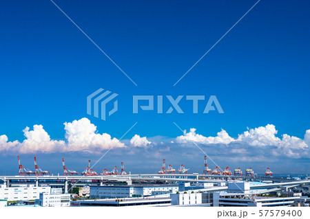 《神奈川県》横浜港・夏空の港湾風景 《神奈川県》横浜港・夏空の港湾風景 57579400