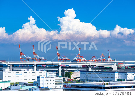 《神奈川県》横浜港・夏空の港湾風景 《神奈川県》横浜港・夏空の港湾風景 57579401