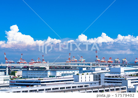 《神奈川県》横浜港・夏空の港湾風景 57579402