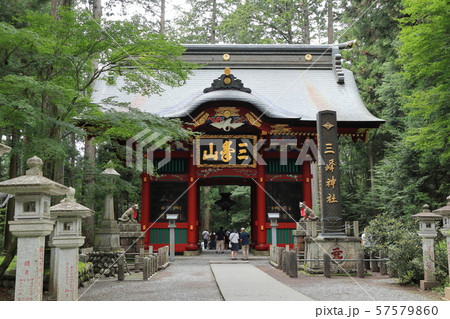 三峯神社　随身門 57579860
