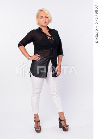Full body shot of beautiful businesswoman with blond hair 57579907