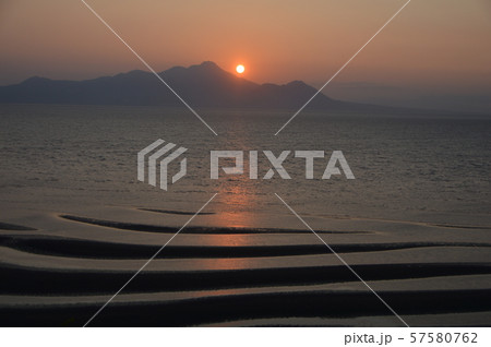 御輿来(おこしき)海岸の夕景・砂干潟(宇土半島 北岸/熊本県宇土市下網田町) 御輿来(おこしき)海岸の夕景・砂干潟(宇土半島 北岸/熊本県宇土市下網田町) 57580762
