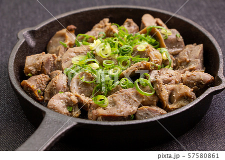 鶏砂肝(ズリ)の塩焼き。(スキレットに入れられた状態。) 57580861