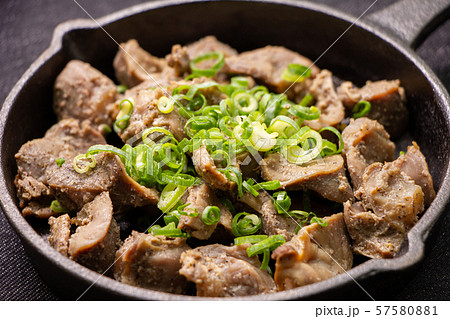 鶏砂肝(ズリ)の塩焼き。(スキレットに入れられた状態。) 鶏砂肝(ズリ)の塩焼き。(スキレットに入れられた状態。) 57580881