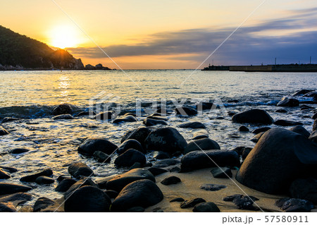 芥屋海水浴場の夕陽 【福岡県糸島市】 芥屋海水浴場の夕陽 【福岡県糸島市】 57580911