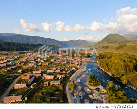 中国新疆ウイグル自治区にある村の朝の空撮 中国新疆ウイグル自治区にある村の朝の空撮 57582313