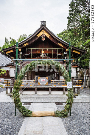 夏越祭茅の輪を見る神社境内 夏越祭茅の輪を見る神社境内 57582338