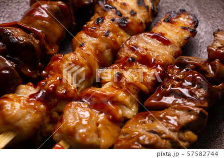 焼鳥(たれ焼き)盛り合わせのアップ。(鶏もも・鶏レバー) 焼鳥(たれ焼き)盛り合わせのアップ。(鶏もも・鶏レバー) 57582744