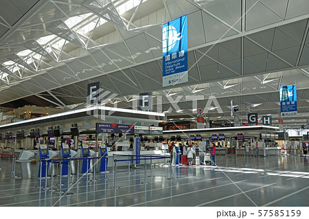 中部国際空港（国際線チェックインカウンター）　 57585159