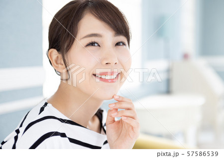 若い女性 57586539