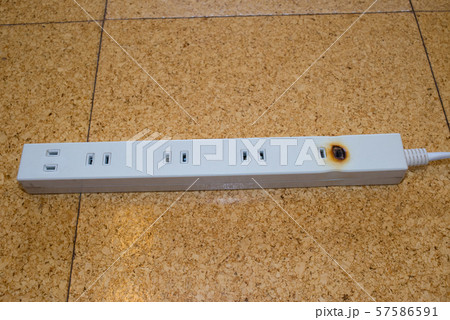 焼け焦げた電源タップ 57586591