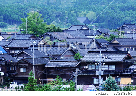 黒い瓦屋根の町並 57588560