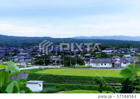 黒い瓦屋根の町並 57588563