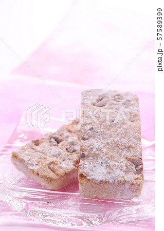 くるみクッキー ピンク色の和紙背景の写真素材