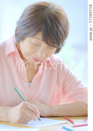 シニア世代　趣味　ぬりえ　習い事　色鉛筆　楽しみ　ホビー　レッスン　教室 57589758