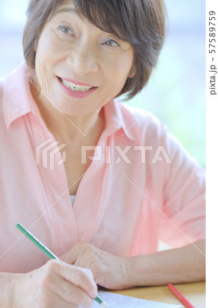 シニア世代　趣味　ぬりえ　習い事　色鉛筆　楽しみ　ホビー　レッスン　教室 57589759