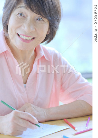 シニア世代　趣味　ぬりえ　習い事　色鉛筆　楽しみ　ホビー　レッスン　教室 57589761