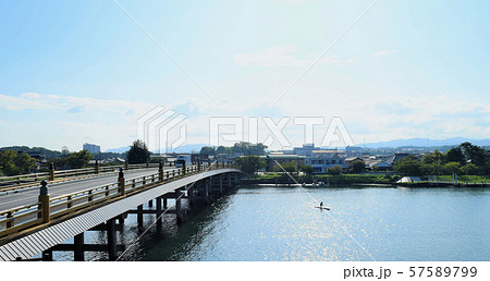 瀬田の唐橋とボートを漕ぐ若者、雄大な風景、滋賀県 瀬田の唐橋とボートを漕ぐ若者、雄大な風景、滋賀県 57589799