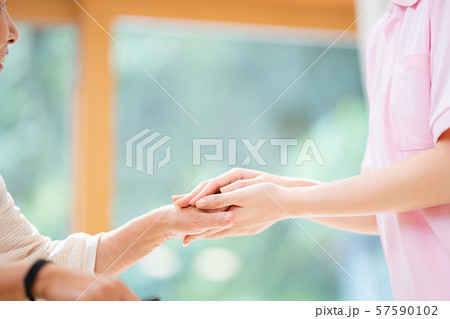 介護イメージ　シニア　デイケア　介護福祉士　老人ホーム 57590102