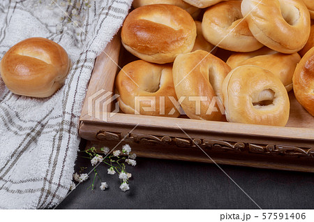 Plane bagels in tray with white towel. 57591406