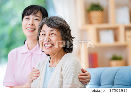 介護イメージ　シニア　デイケア　介護福祉士　老人ホーム 57591915