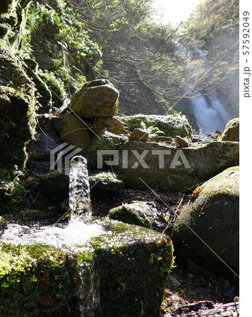 越後湯沢 不動滝 大ぜんの御神水 越後湯沢 不動滝 大ぜんの御神水 57592049