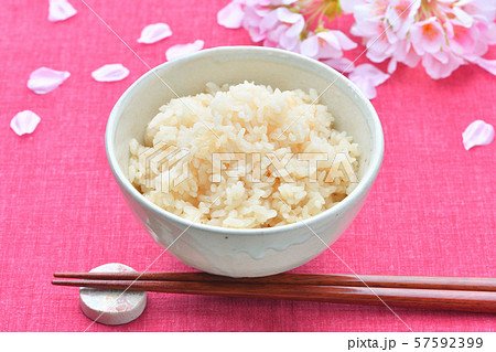 静岡県民のソウルフード「さくらごはん/さくらご飯/さくら飯/桜ご飯」。醤油とお酒の炊込みごはん。 静岡県民のソウルフード「さくらごはん/さくらご飯/さくら飯/桜ご飯」。醤油とお酒の炊込みごはん。 57592399