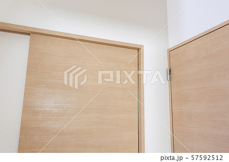 新築住宅の屋内の2つの扉 新築住宅の屋内の2つの扉 57592512