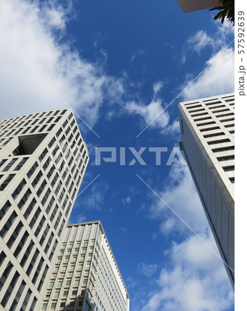 見上げた空とビル 57592639