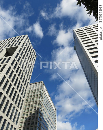 見上げた空とビル 見上げた空とビル 57592643