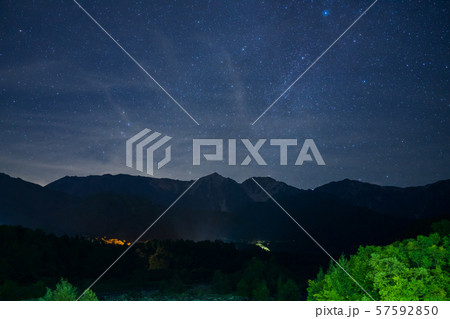 白馬三山と満天の星：白馬大橋より撮影　　　　　　　　　　北安曇郡白馬村 57592850
