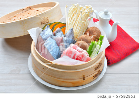 注意）未加熱の調理前イメージです。サワラと豚肉と野菜のせいろ蒸し／蒸篭蒸し料理／簡単レシピ。 57592953
