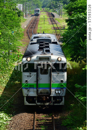 然別駅を出発した列車 然別駅を出発した列車 57593316