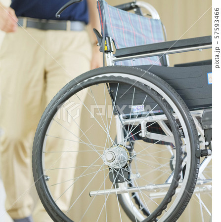 車椅子　介護　ケアマネージャー　ホームヘルパー　社会福祉士　看護師　介護福祉士 57593466