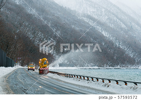 道路を除雪するロータリー除雪車 / 冬の北海道イメージ 57593572