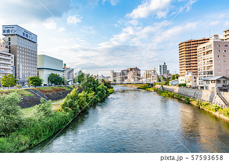 盛岡の夏 不出来橋からの都市風景 57593658