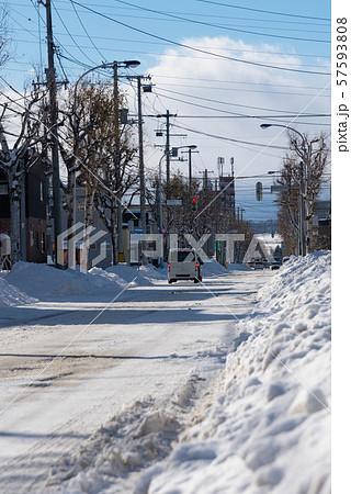 冬の北海道・雪が高く積み上がった住宅街 冬の北海道・雪が高く積み上がった住宅街 57593808
