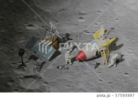figure of Space walk on lunar surface 57593997