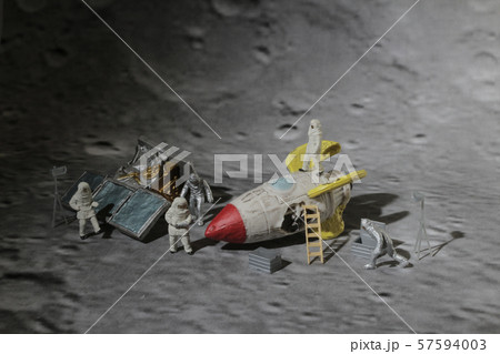 figure of Space walk on lunar surface 57594003