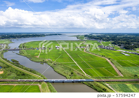 JR高浜駅付近の恋瀬川を渡る常磐線 特急ひたち E657系と霞ヶ浦を俯瞰撮影 57594247