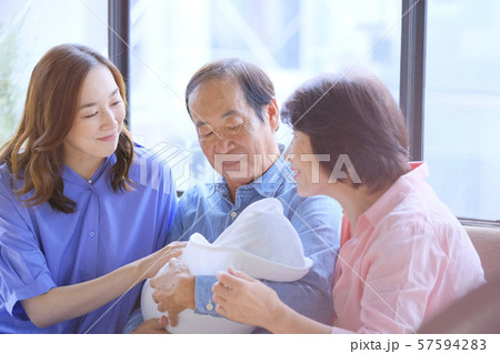 家族 親子 赤ちゃん 里帰り 祖父母 孫 乳児 新生児 母 ママ ファミリー 初孫 家族 親子 赤ちゃん 里帰り 祖父母 孫 乳児 新生児 母 ママ ファミリー 初孫 57594283