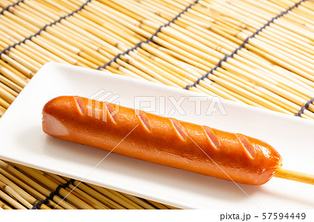 串付きフランク(串に刺したフランクフルトソーセージ)。 串付きフランク(串に刺したフランクフルトソーセージ)。 57594449