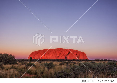 オーストラリア・真紅に染まるウルルの夕景 オーストラリア・真紅に染まるウルルの夕景 57594492