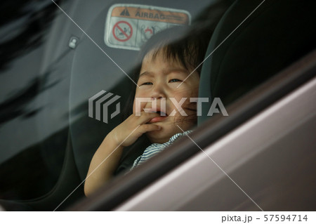 車の中で泣く赤ちゃん 57594714