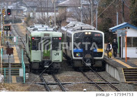 キハ110系・キハE200形三岡駅交換/小海線(八ヶ岳高原ライン) 57594753