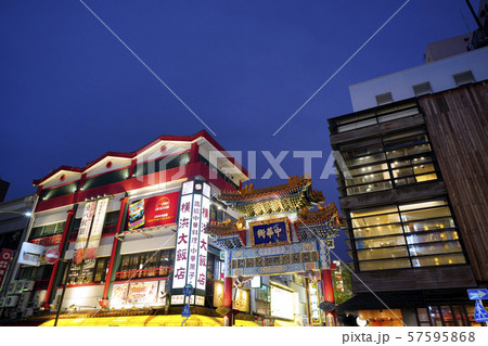 日本の横浜都市景観 横浜中華街を望む（夜景） 57595868