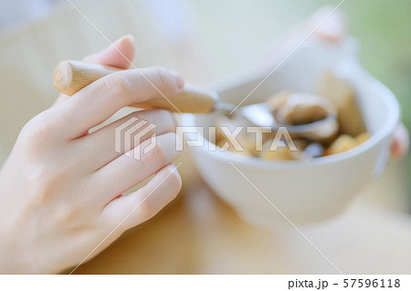 介護　ホームケア　食事　介助　食べさせる　ヘルパー　食事補助 57596118