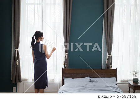 ベッドルーム 若い女性 ベッドルーム 若い女性 57597158