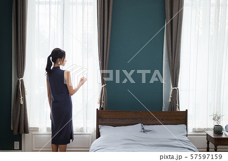 ベッドルーム 若い女性 ベッドルーム 若い女性 57597159