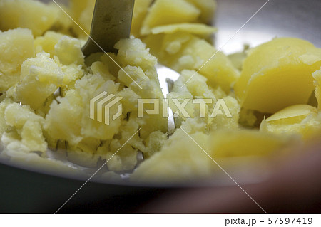 茹でたジャガイモを潰す 茹でたジャガイモを潰す 57597419